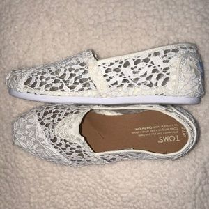 White lace toms